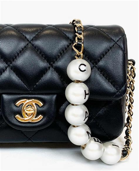 chanel logo chain bag